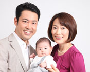 丸川夫妻と息子のスリーショット