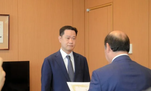 出馬要請を受ける二階伸康