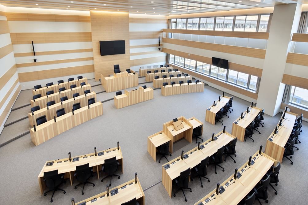 伊丹市議会会議場