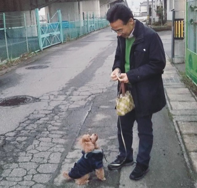 愛犬と散歩中の杉本達治