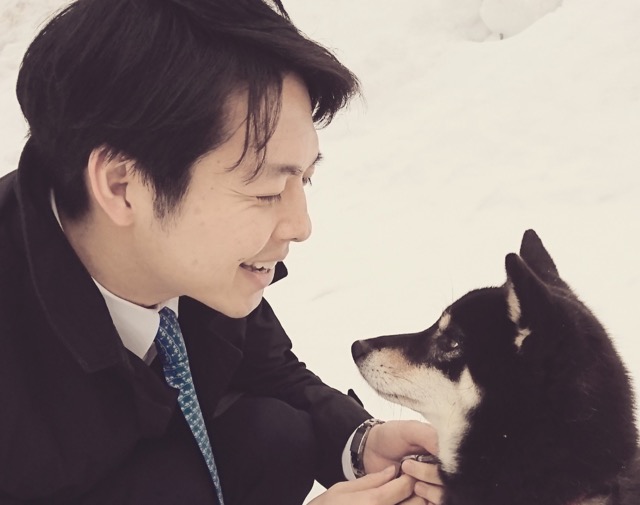 鈴木直道と戯れる愛犬