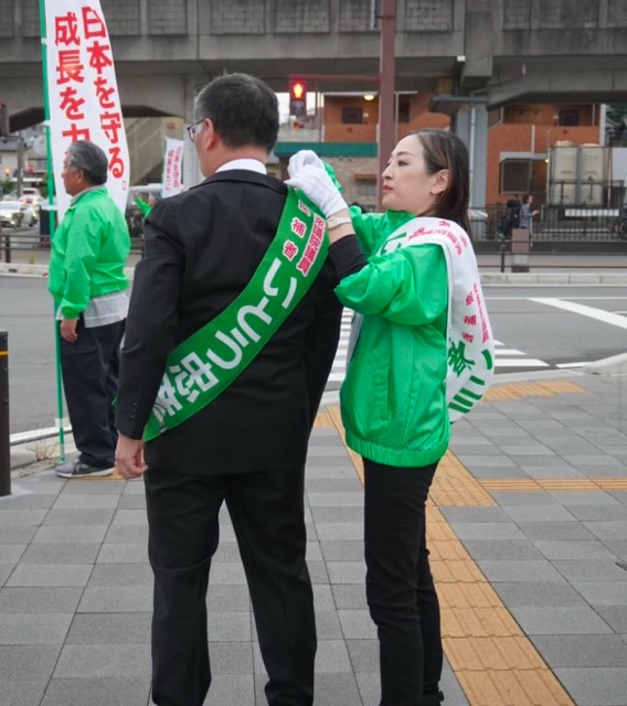 伊藤忠彦と妻の後ろ姿