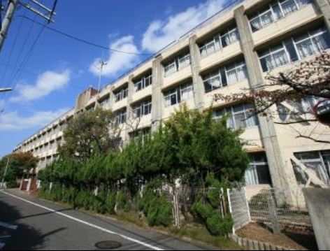 南出賢一は泉大津市立小津中学校出身