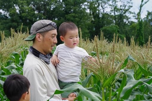 山下真は幼少期、畑仕事を手伝っていた