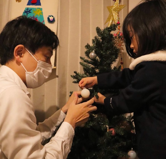 樋口高顕が娘と飾り付け