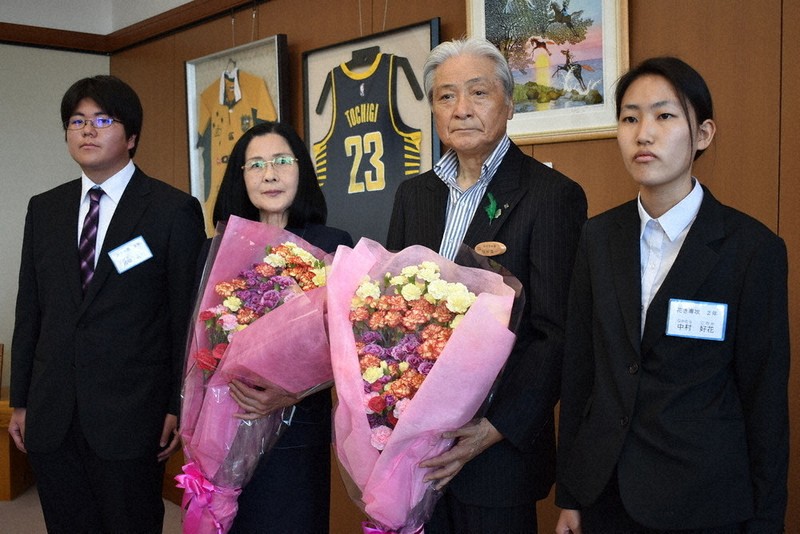 福田氏夫妻と高校生