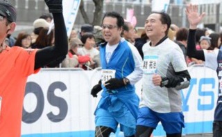 マラソン大会に出場する黒岩祐治