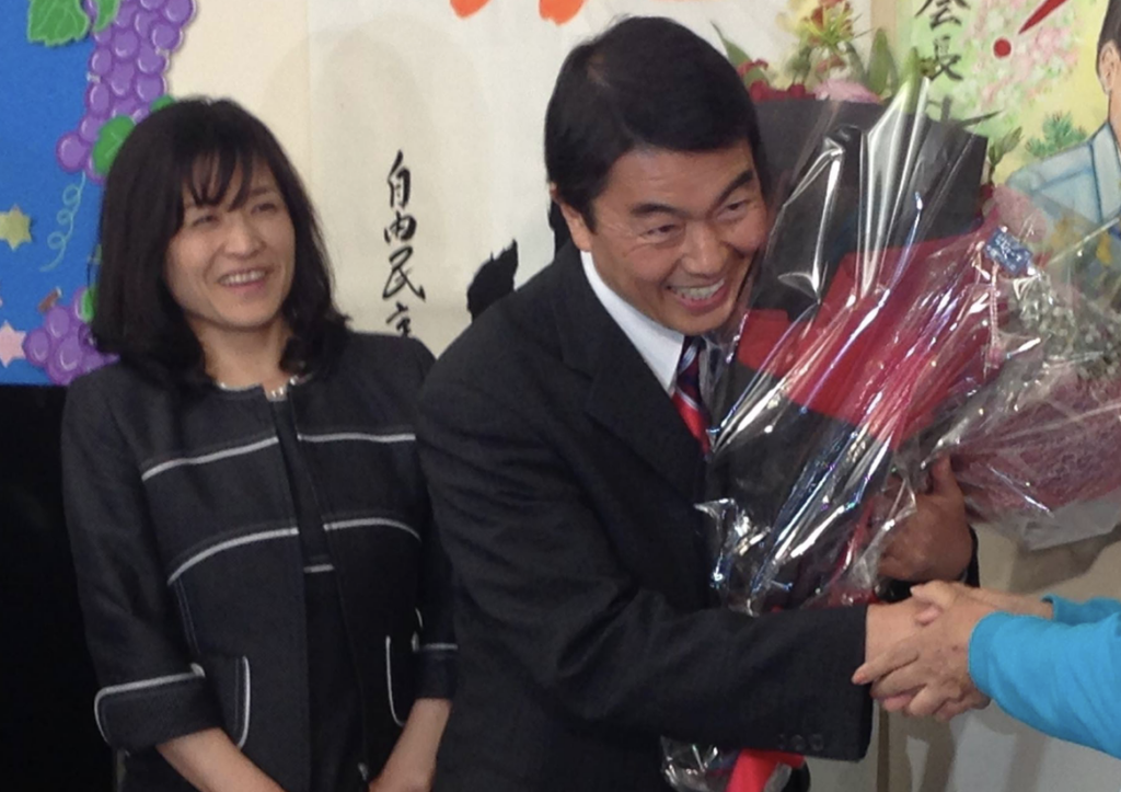 村井嘉浩の妻は一美
