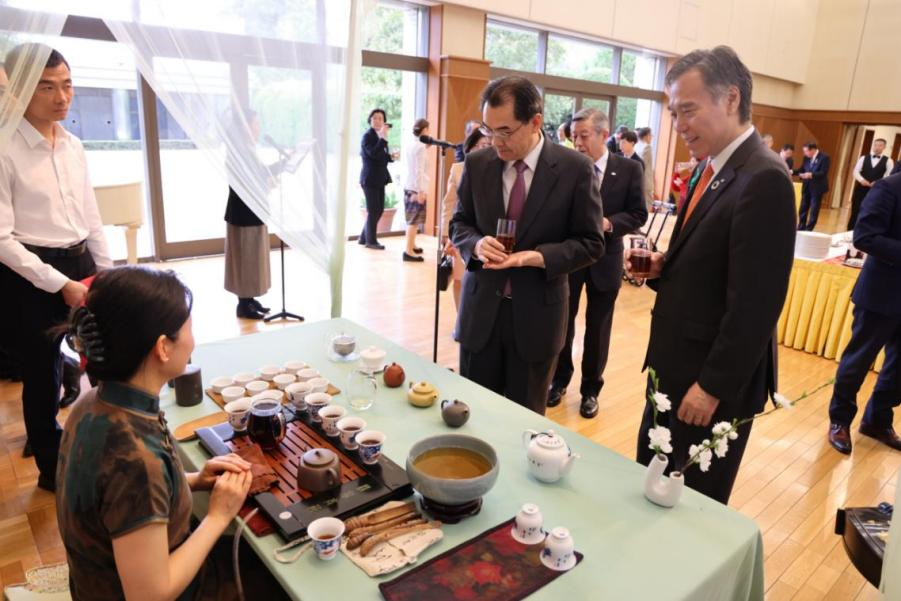 大使館での茶会