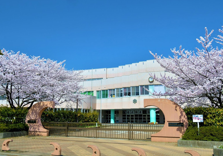 花角英世は新潟大学附属中出身