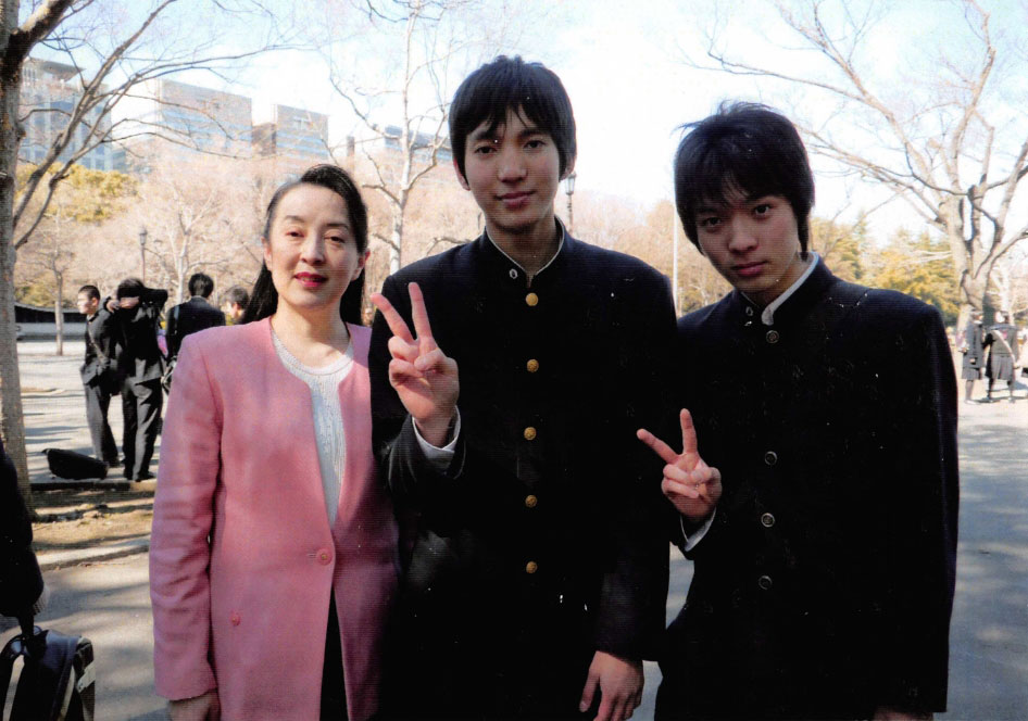 尾身朝子と2人の息子