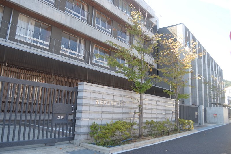 高松市立栗林小学校の外観