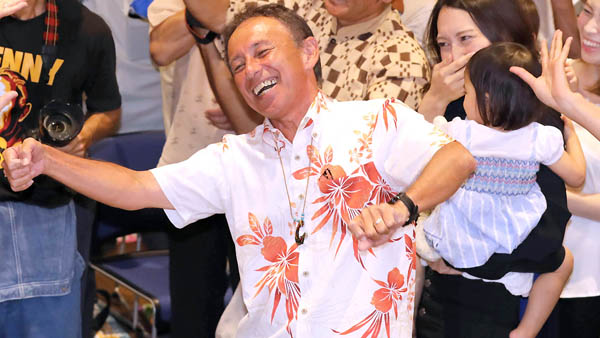玉城デニーが北京でカチャーシー