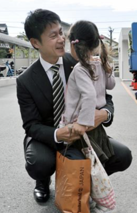 子供の送り迎えをする湯崎氏