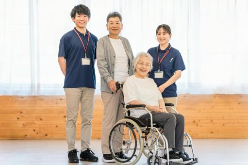 村岡嗣政の妻は結婚後デイサービスで働いていた