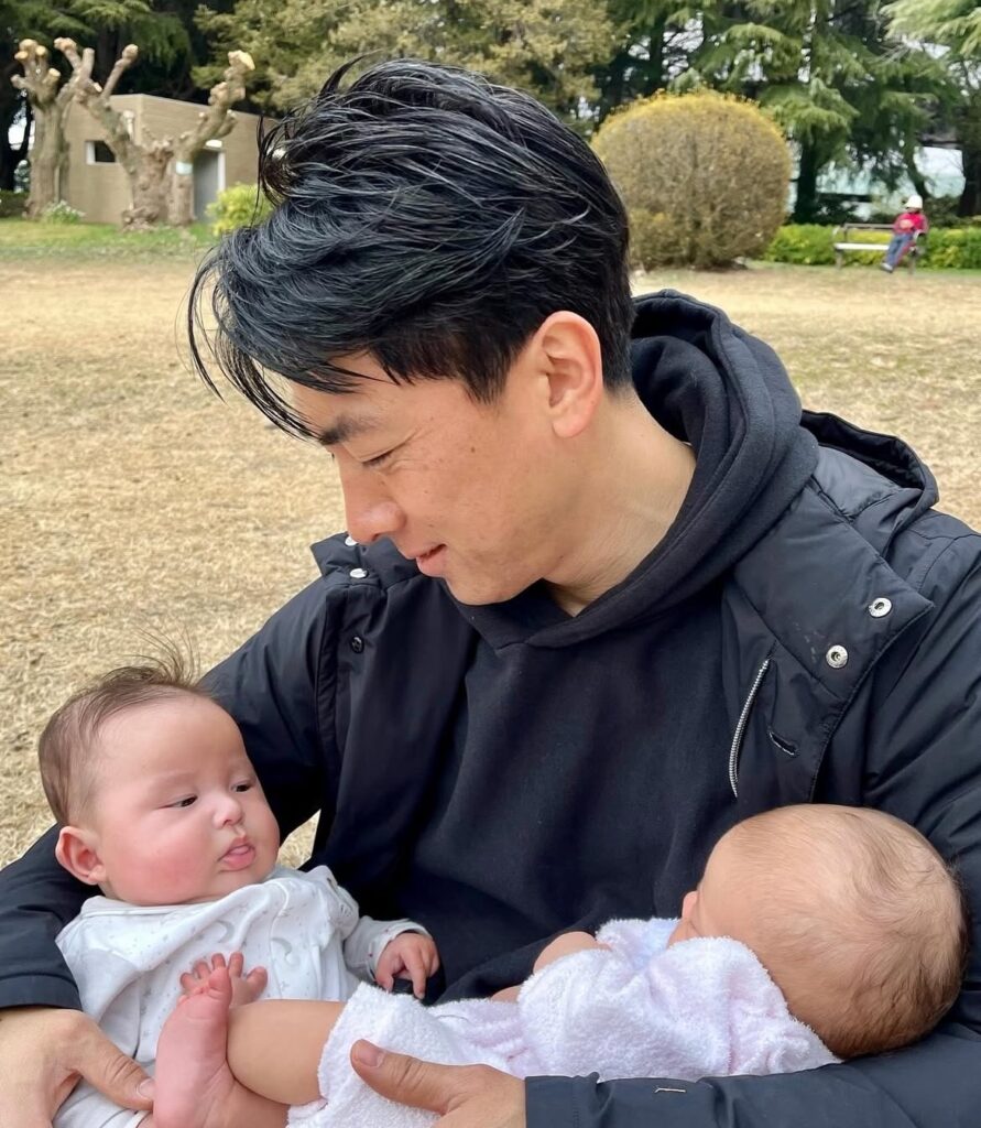 小泉進次郎と娘(右)