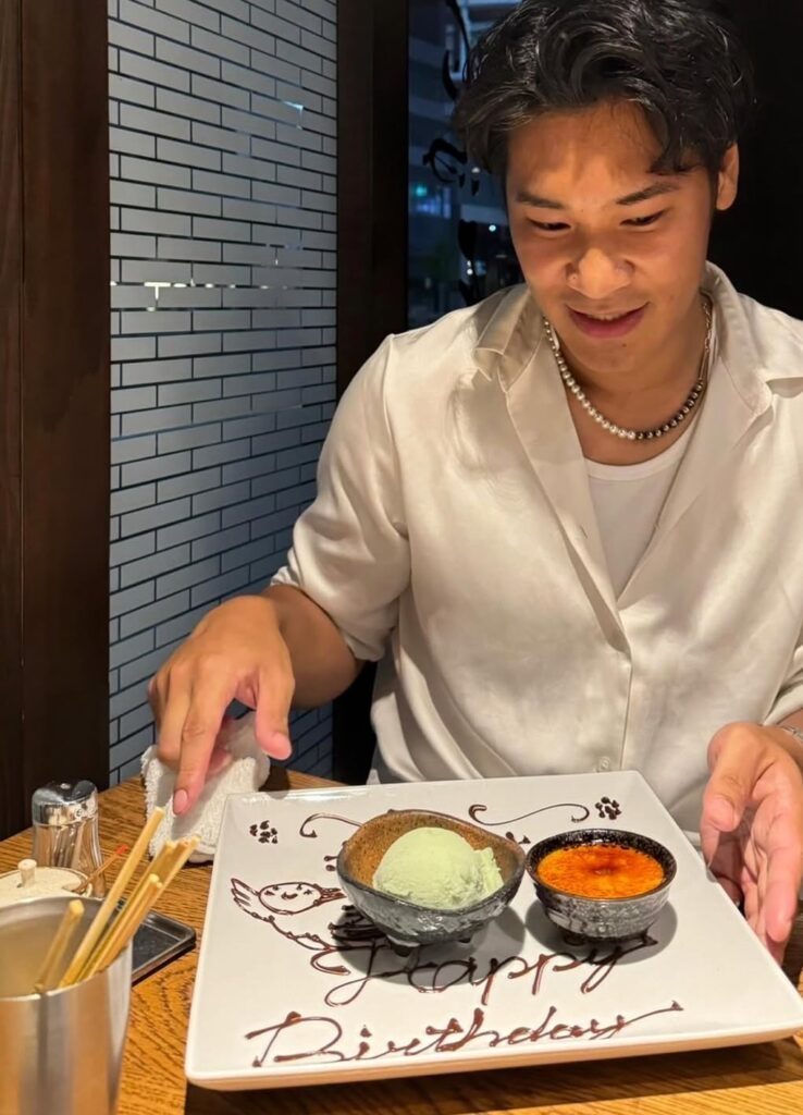 中学の同級生に誕生日を祝ってもらう森健人