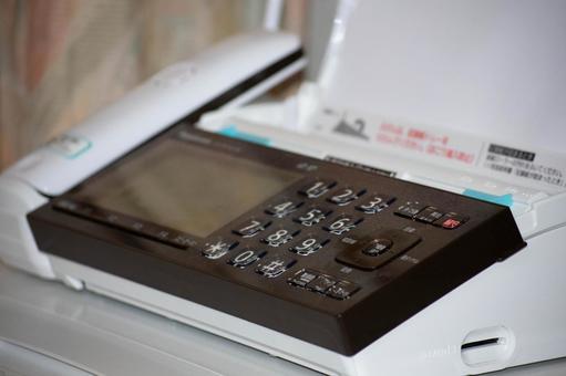 FAXで宿題を送る高校生のイメージ