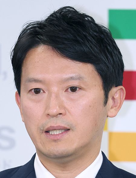 最近の会見での斎藤氏。黒目の大きさが際立っています