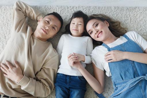 3人家族の団欒のイメージ画像
