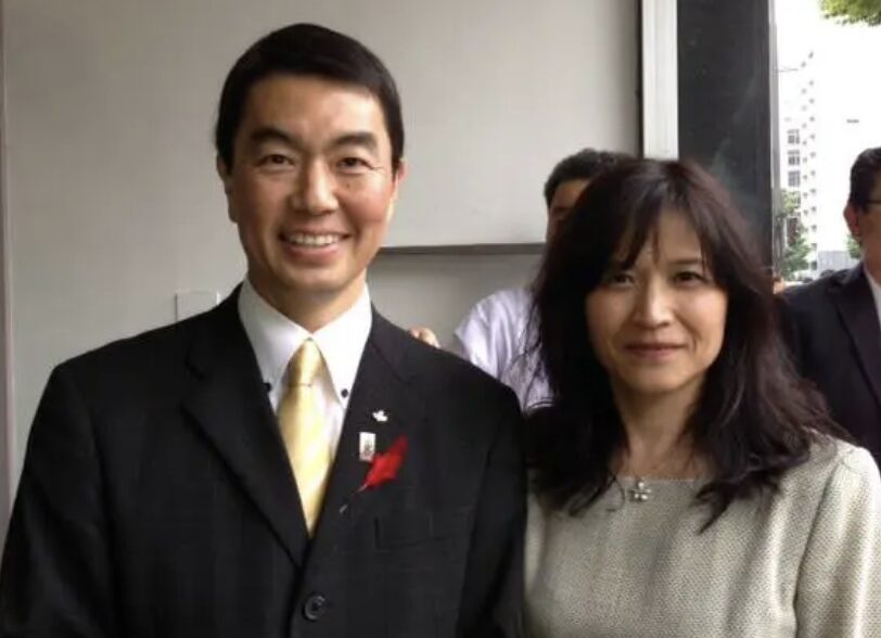 村井嘉浩と妻の一美さん