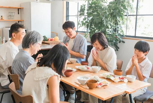 親戚が集まる家庭の団らん風景