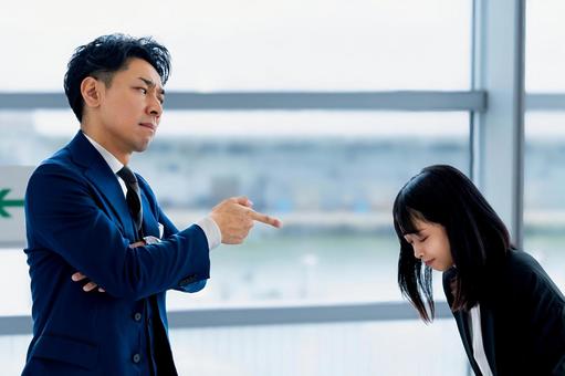 怒鳴っているように見える人物のイメージ。圧の強さや威圧感を象徴"