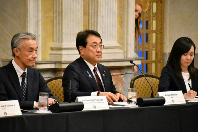 赤沢亮正の国際会議での交渉の様子