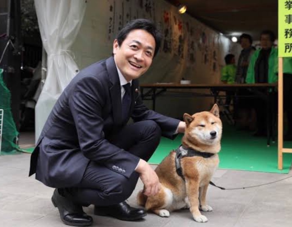 犬と戯れる玉木雄一郎