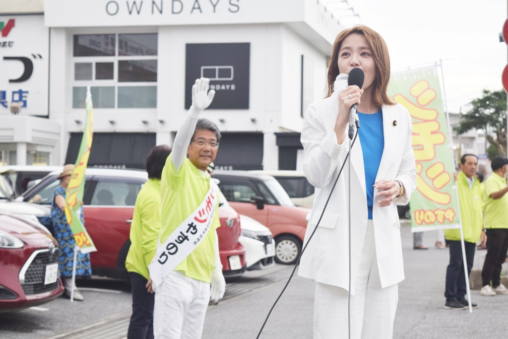 街頭演説に立つ今井絵理子
