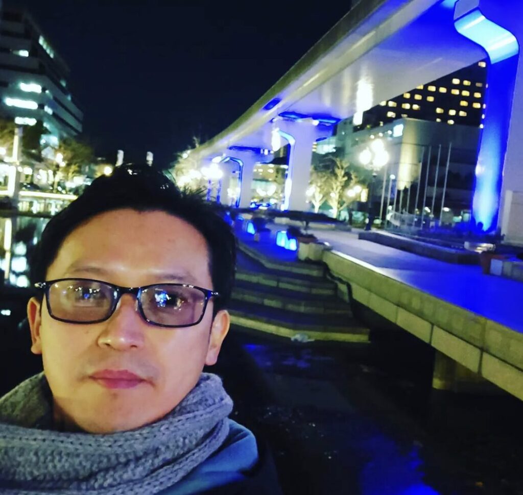 斎藤元彦の風で髪がなびくの写真