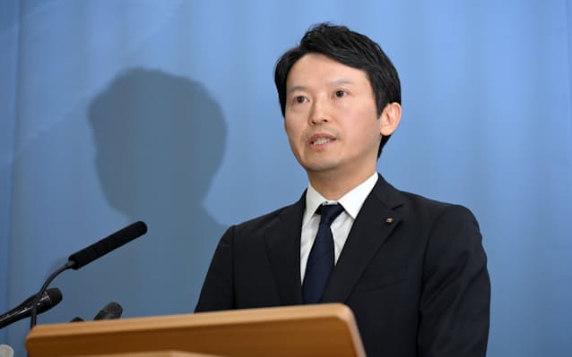 眉毛が薄く見える斎藤知事
