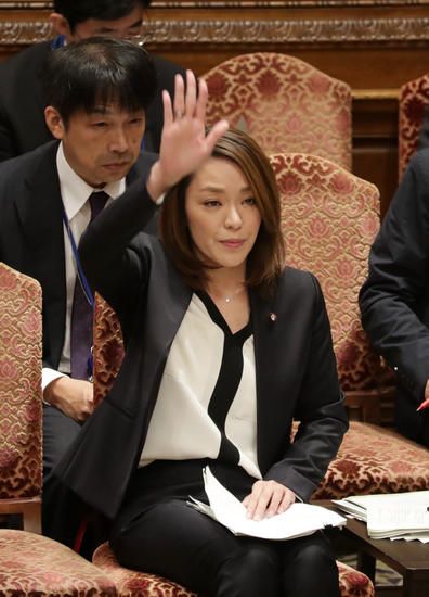 答弁中の今井絵理子