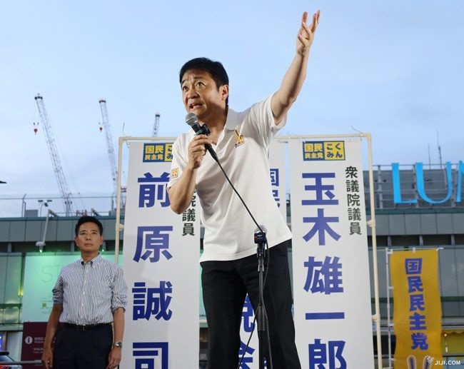 新宿駅前で街頭演説を行う玉木雄一郎氏