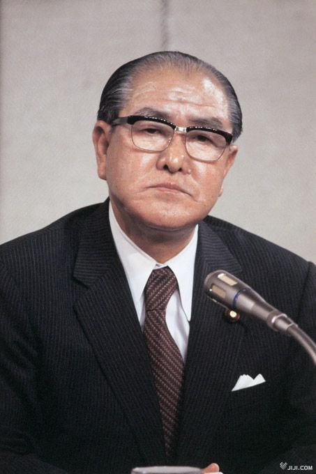 首相就任会見に臨む鈴木善幸