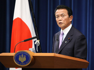 記者会見をする麻生太郎