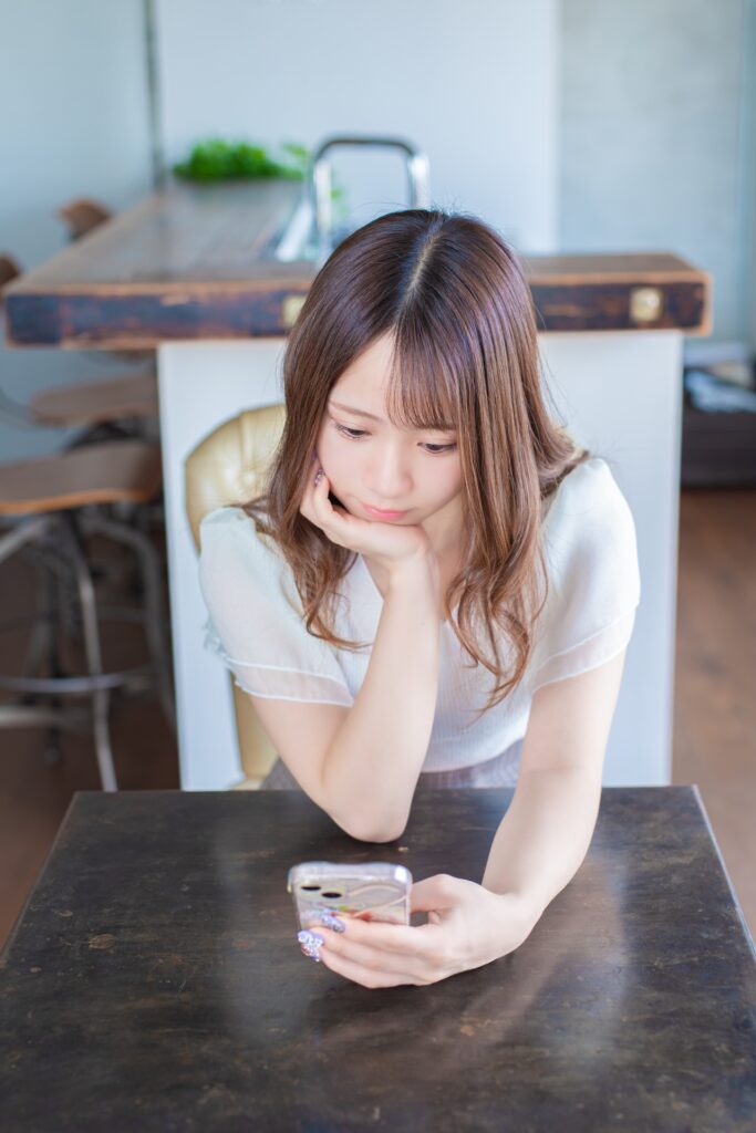 顔の歪みを引き起こす日常姿勢の例