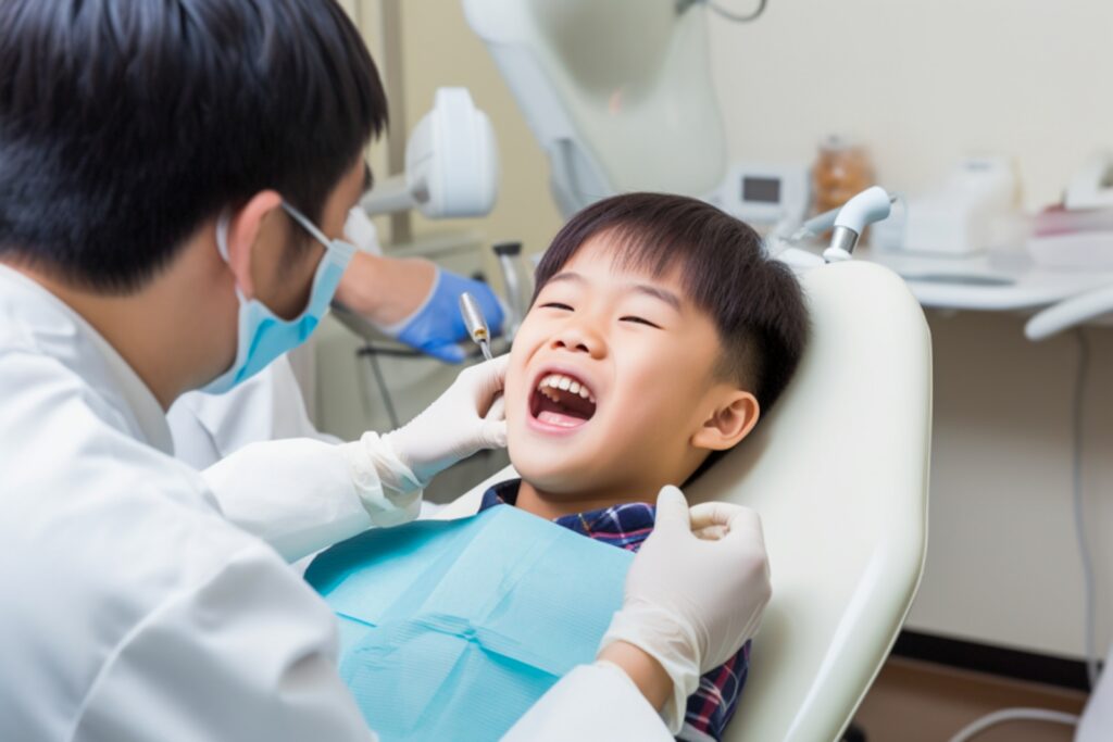 噛み合わせの指導を受ける子どもと歯科医師