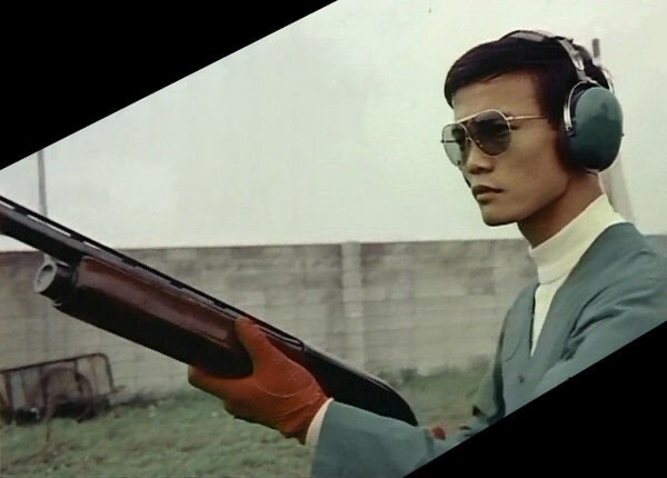クレー射撃を楽しむ麻生太郎