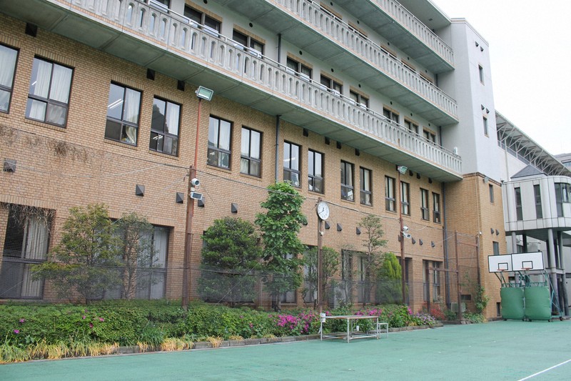 女子学院中学・高校の校舎外観