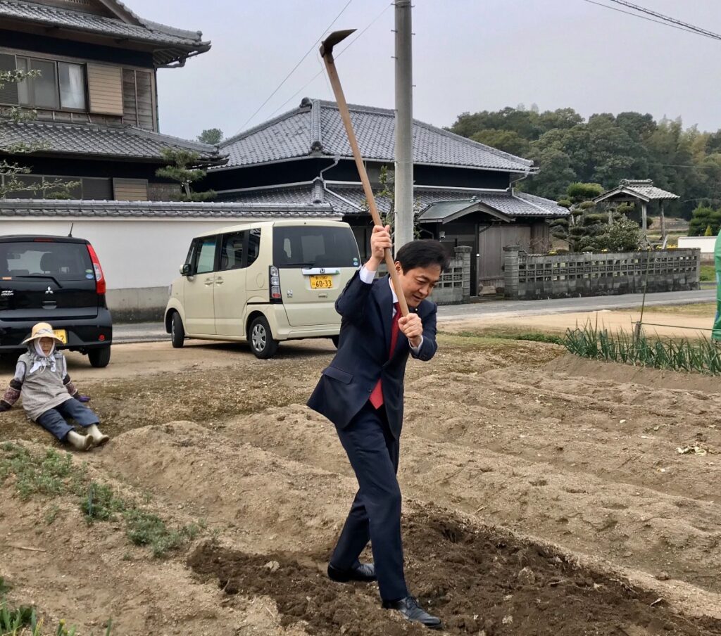 祖母の畑を耕す玉木雄一郎