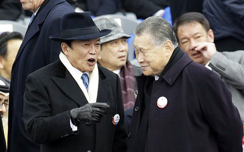帽子をかぶる麻生太郎