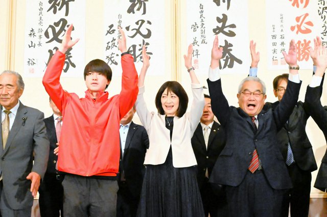 赤沢亮正の妻と娘
