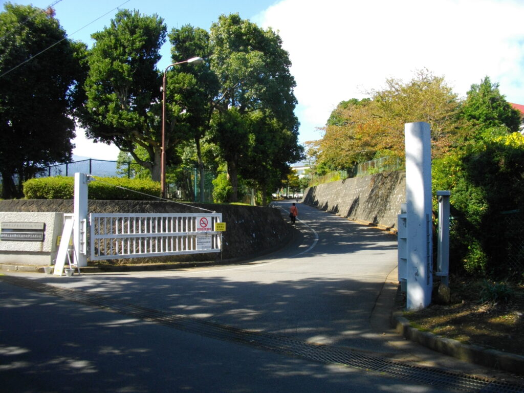 伊東城ヶ崎高校の正門