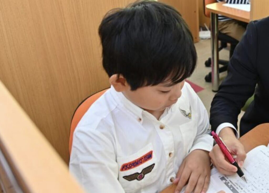 勉強する男子