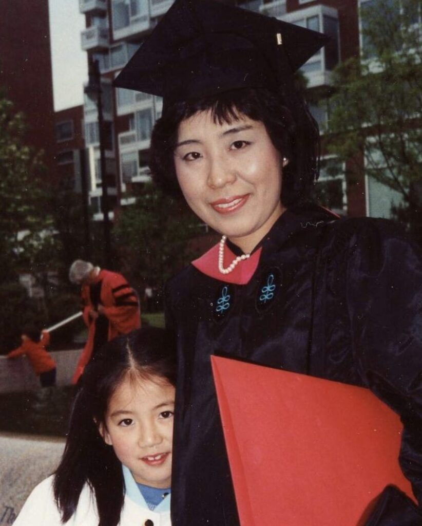留学時の上川陽子氏と娘