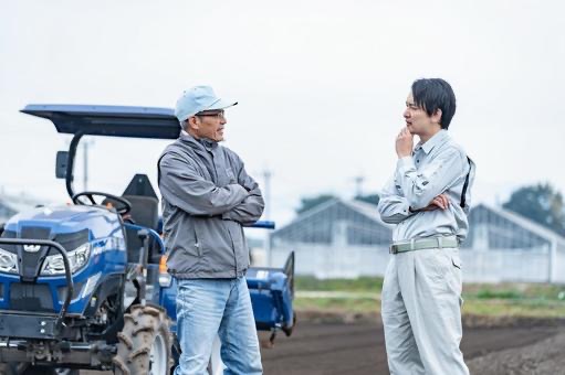 親子で畑仕事をするイメージ画像