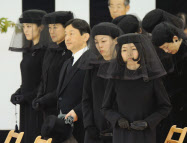 喪服姿の彬子女王。毅然とした表情が印象的