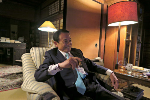 葉巻をくわえる麻生太郎