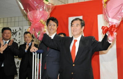 原口一博の当選を祝う息子